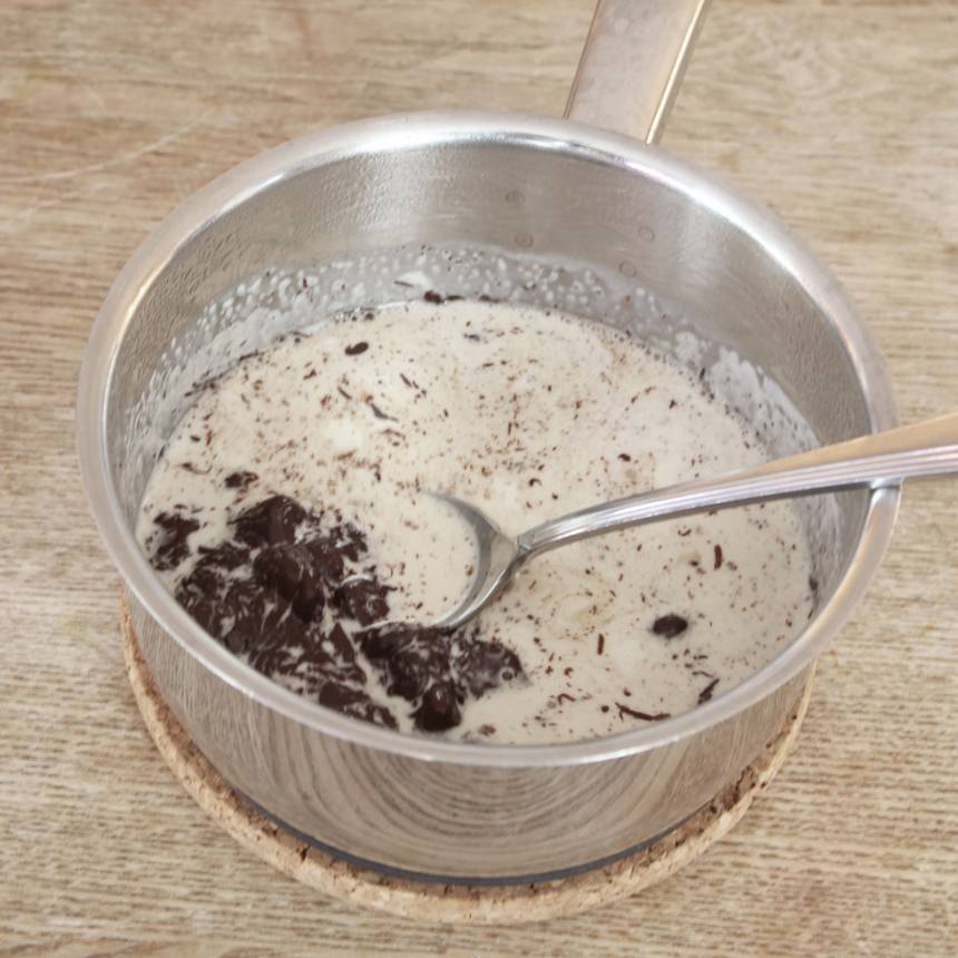2. Låt chokladen smälta i grädden och blanda ihop allt till en slät smet. Låt den svalna. Bred ut chokladsmeten på bakverket. Ställ det i kylen för en fastare konsistens på chokladganachen. 