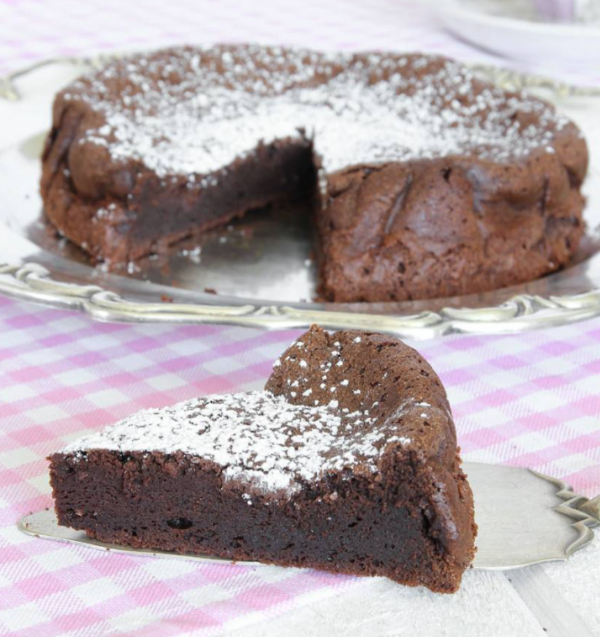 Baka en ljuvligt god chokladtårta med bara 2 ingredienser – klicka här för recept!