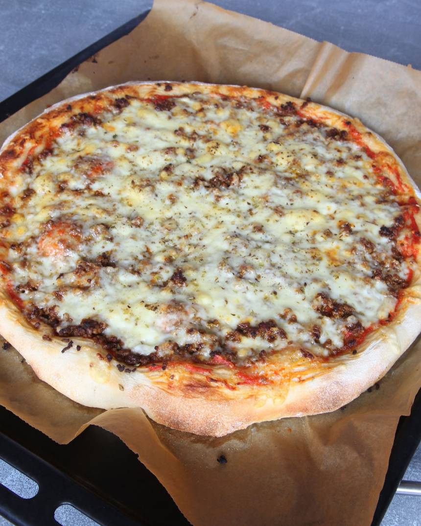 5. Grädda pizzan mitt i ugnen i 10–13 min (något kortare tid om du gör två mindre pizzor). Håll koll så att den inte bränns på ytan.