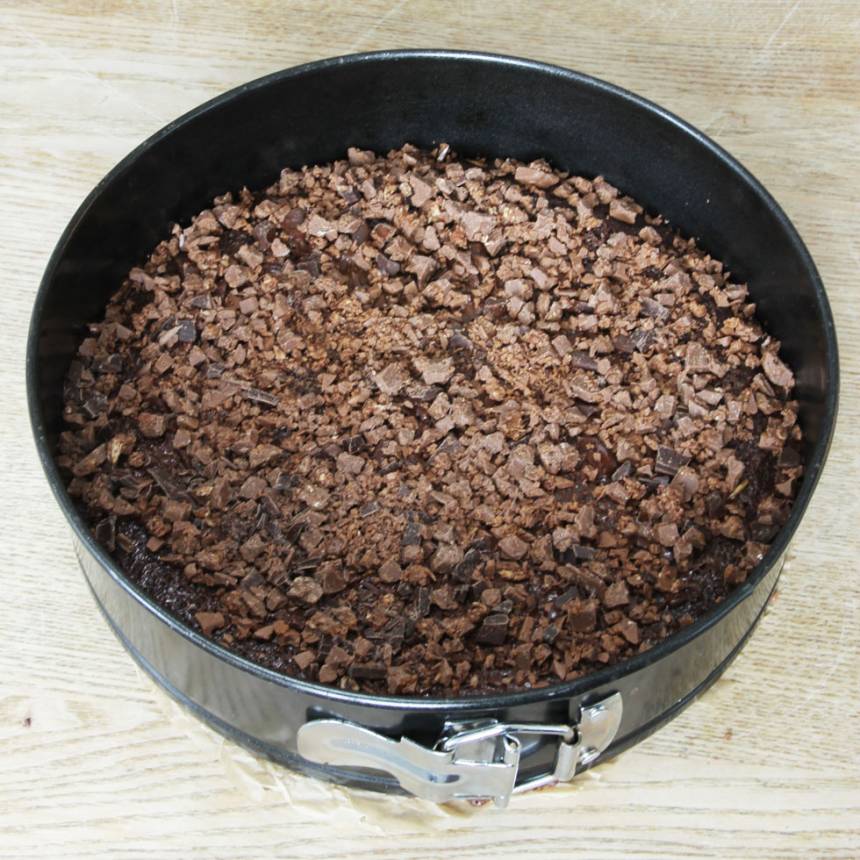 5. Strö över chokladhacket på kakan medan den fortfarande är ljummen så chokladen smälter fast i kakan. Servera gärna med vispgrädde eller vaniljglass.