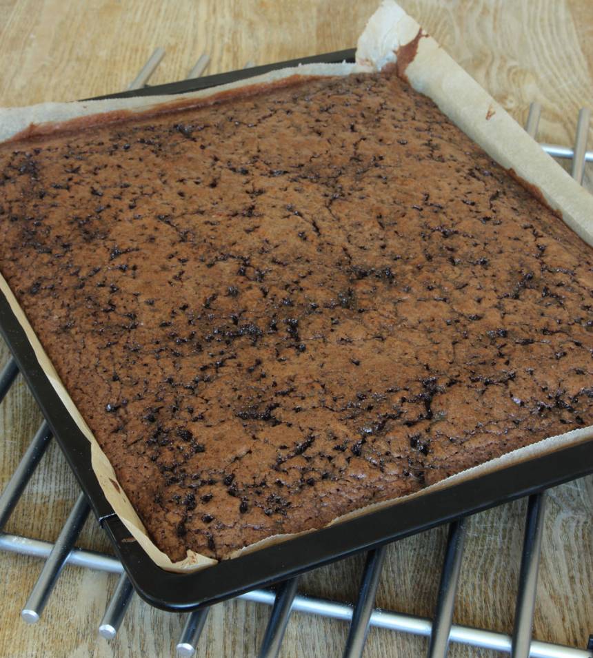 5. Grädda kakan längst ner i ugnen i 32–38 min beroende på hur kladdig du vill ha den. Låt den kallna i formen. Servera gärna med lättvispad grädde.