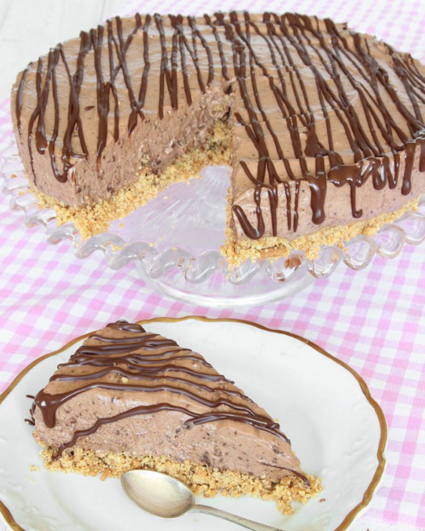 Krämig chokladmoussetårta med smulig botten – klicka här för recept!