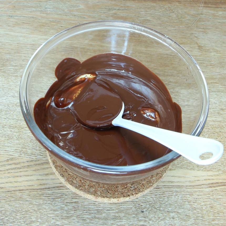 1. Smält chokladen och smöret i en skål över vattenbad. 