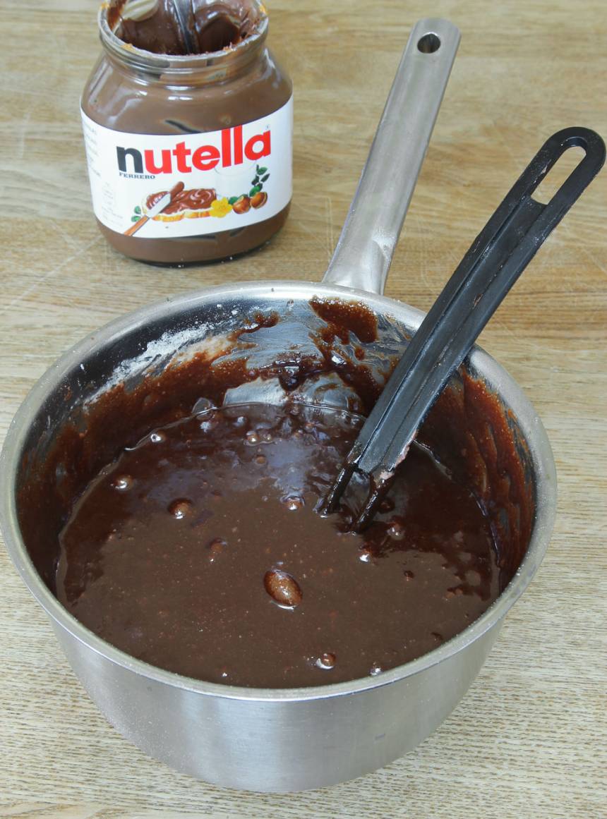 1. Sätt ugnen på 175 grader. Smält smöret i en kastrull. Tillsätt chokladen och låt den smälta ner i smöret. Stäng av värmen och rör ner resten av ingredienserna. Blanda till en slät smet. 