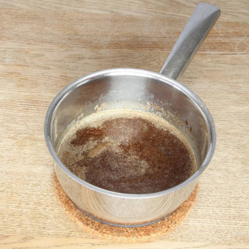 1. Sätt ugnen på 180 grader. Smält smöret i en kastrull. Ta bort kastrullen från plattan och rör ner pepparkakskryddan och 1 tsk kanel (eller en blandning av kanel, ingefära, kardemumma och kryddnejlika enligt ovan). 