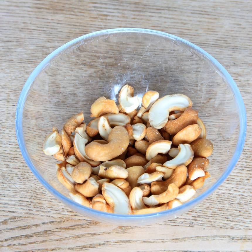 1. Bryt isär cashewnötterna till 2 delar om de sitter ihop. Bryt söner en del av nötterna till mindre bitar.