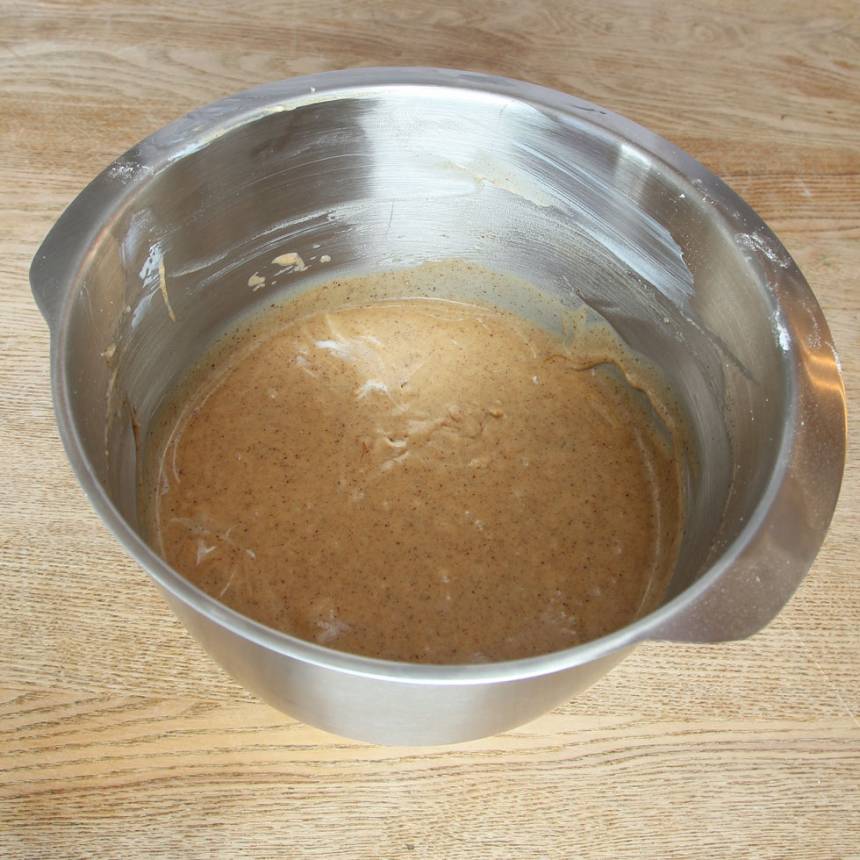 2. Vispa ägg och strösocker pösigt i en bunke. Tillsätt filmjölk, smörblandningen och vetemjöl blandat med bikarbonat. Rör snabbt ihop allt snabbt till en slät smet. 
