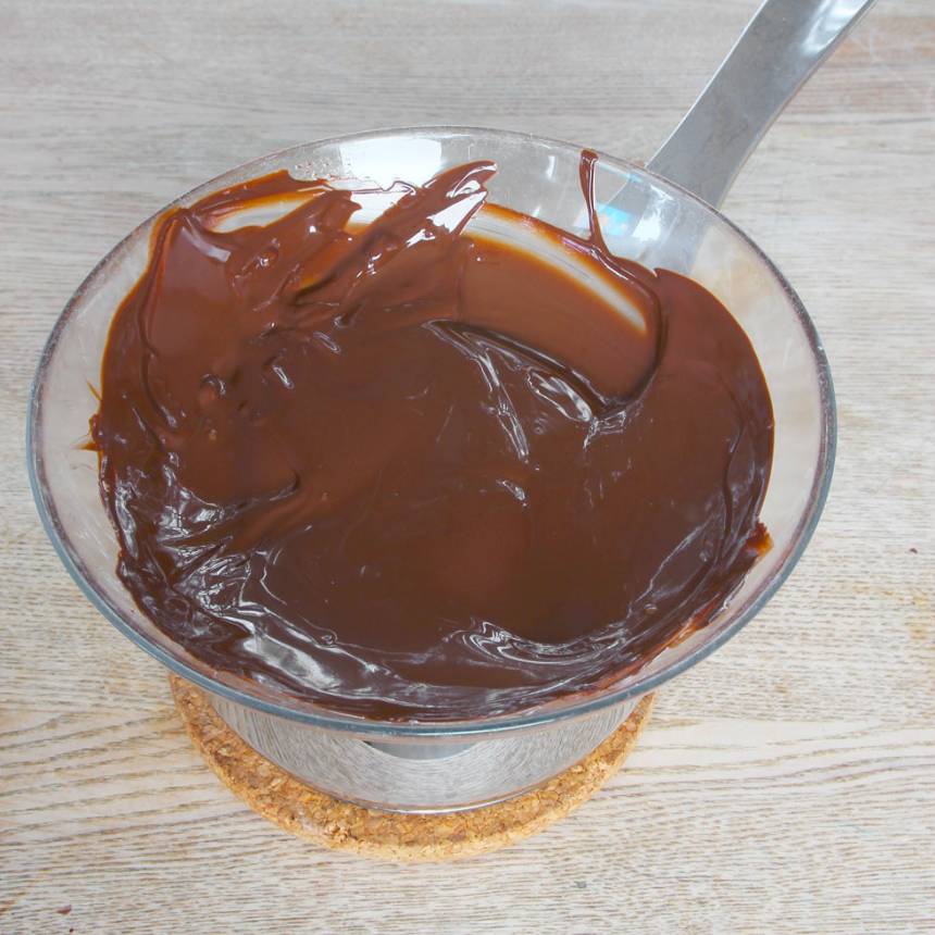 2. Smält chokladen i en skål över vattenblad.
