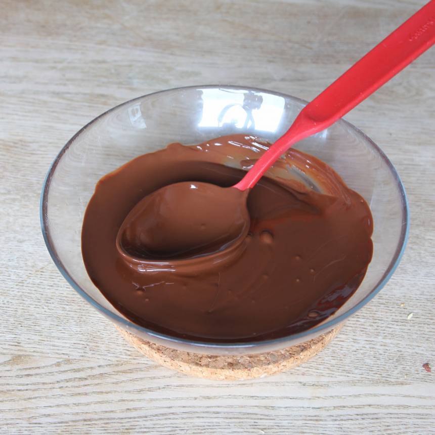 3. Smält chokladen i en skål över vattenblad. 