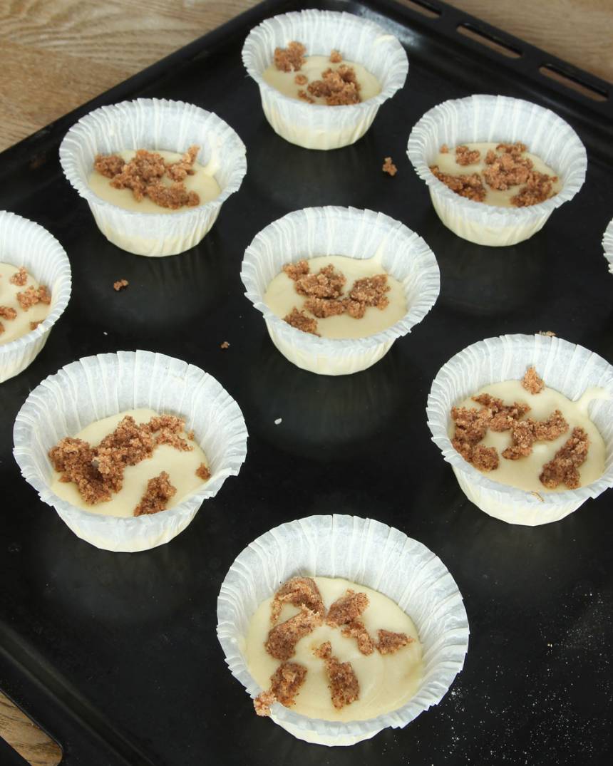 4. Fördela ut smörblandningen på ovanpå smeten i muffinsformarna.