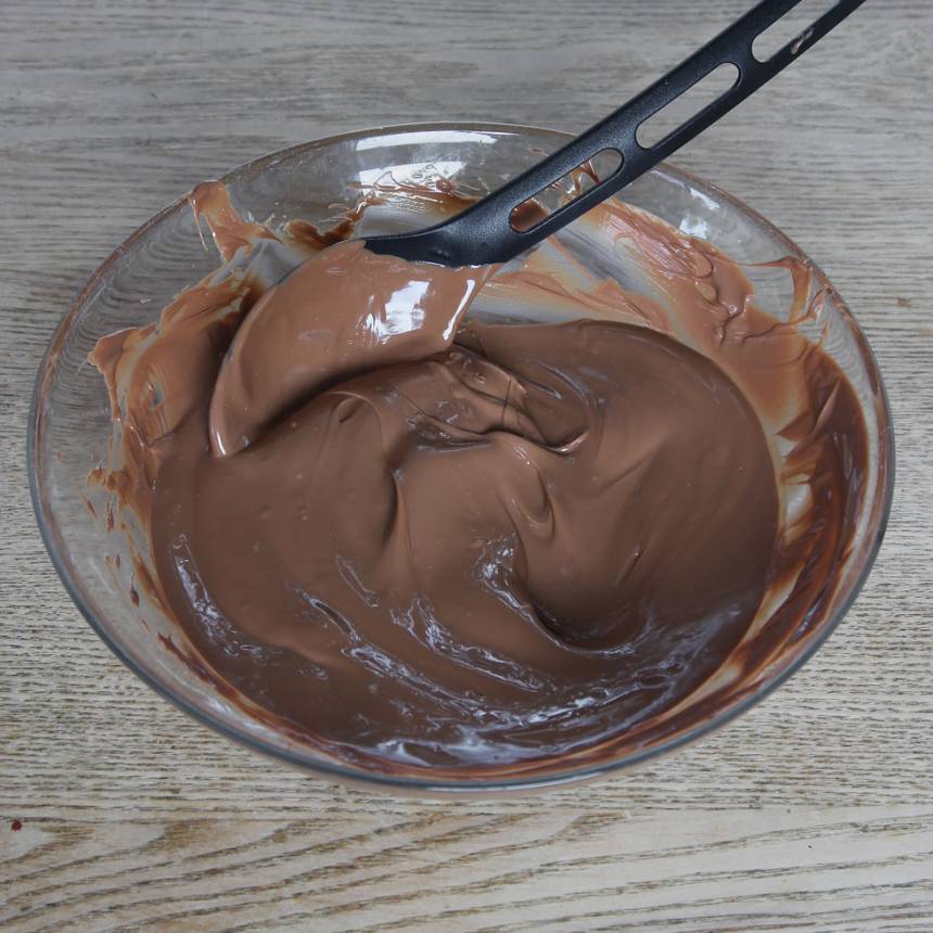 4. Smält chokladen i en skål över vattenblad.