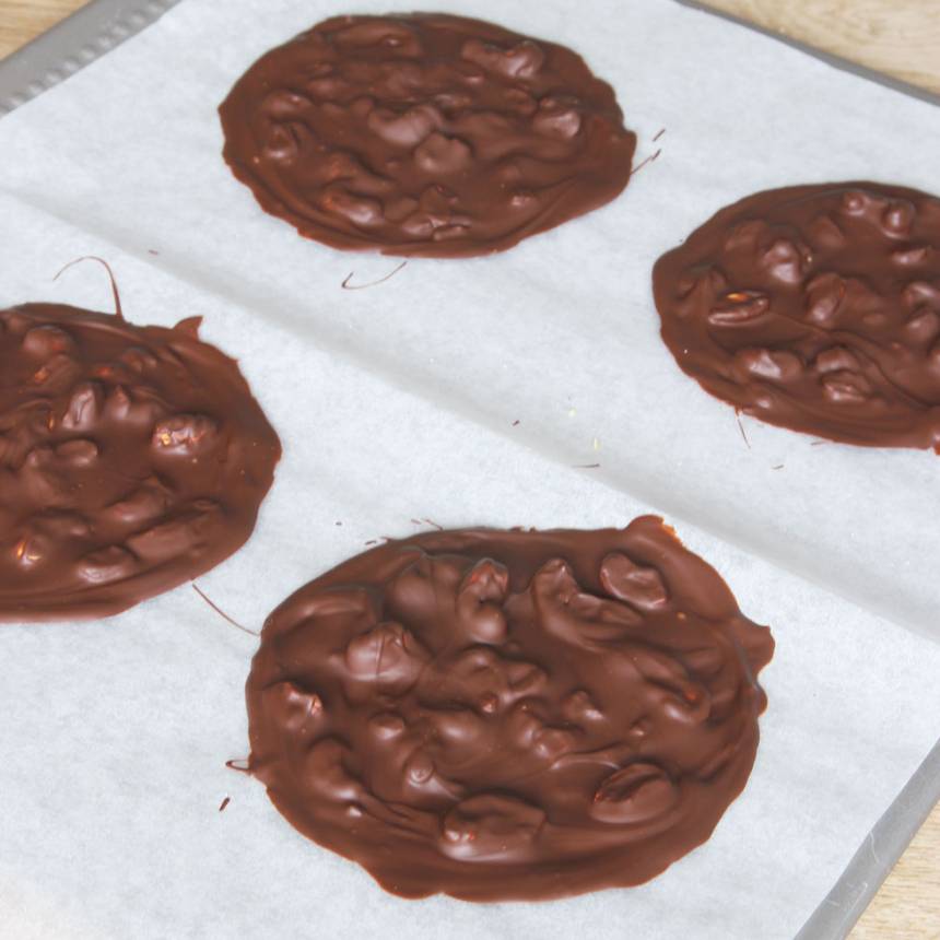 5. Låt chokladen stelna i kylen. Förvara bräcken i kylen för den kan mjukna i rumsvärme.