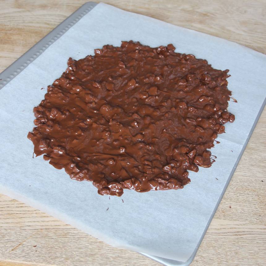 5. Bred ut chokladen till en stor rund platta på ett bakplåtspapper. 
