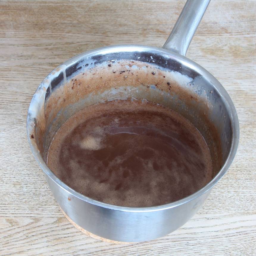 5. Kolasås: Koka upp strösocker och vatten. Låt det puttra i ca 5 min. Tillsätt vispgrädde och kakao och låt blandningen koka till ca 120 grader. Stäng av värmen och rör ner smör och salt. Blanda ordentligt.
