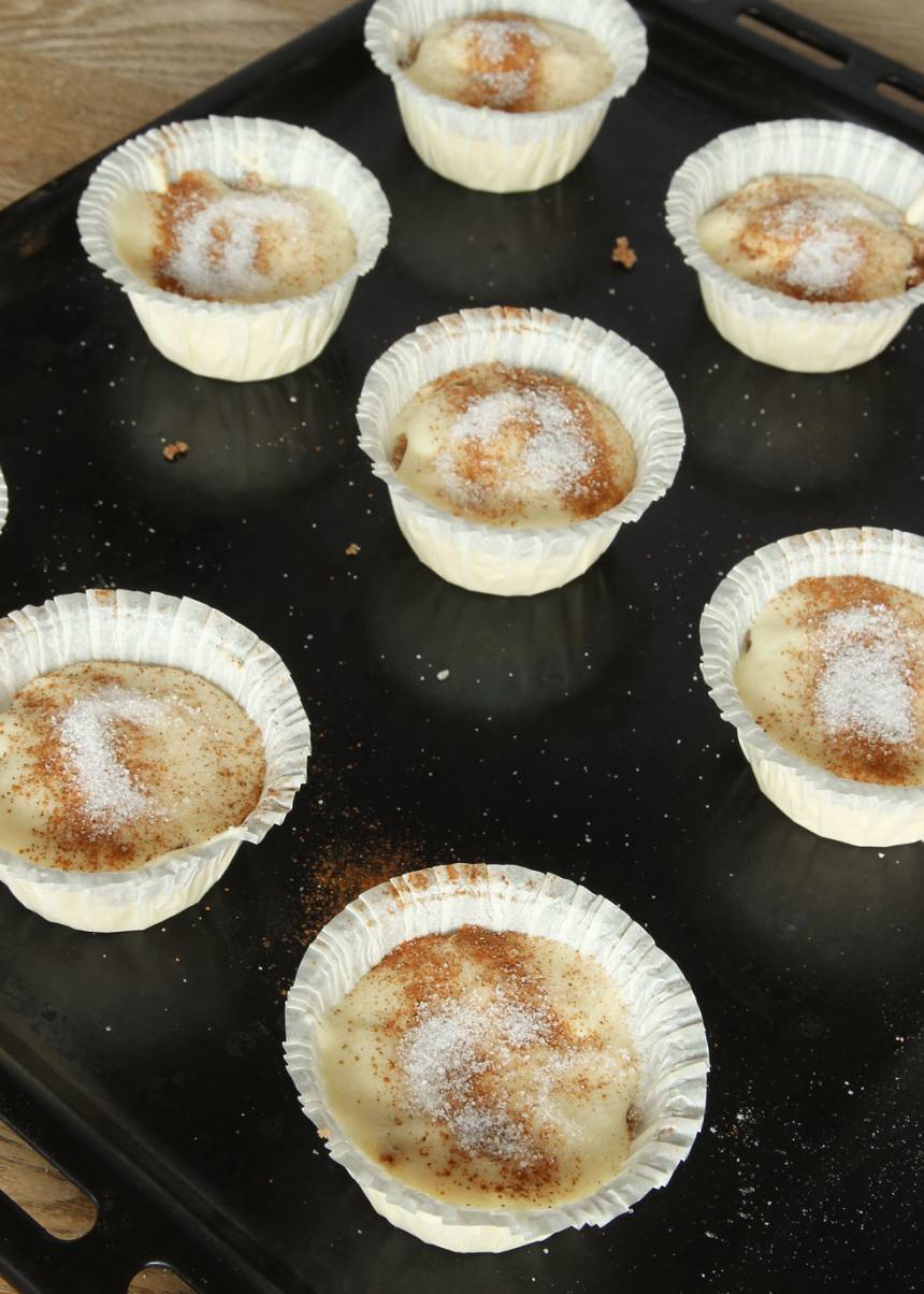 6. Strö över lite kanel och strösocker på alla muffins. 