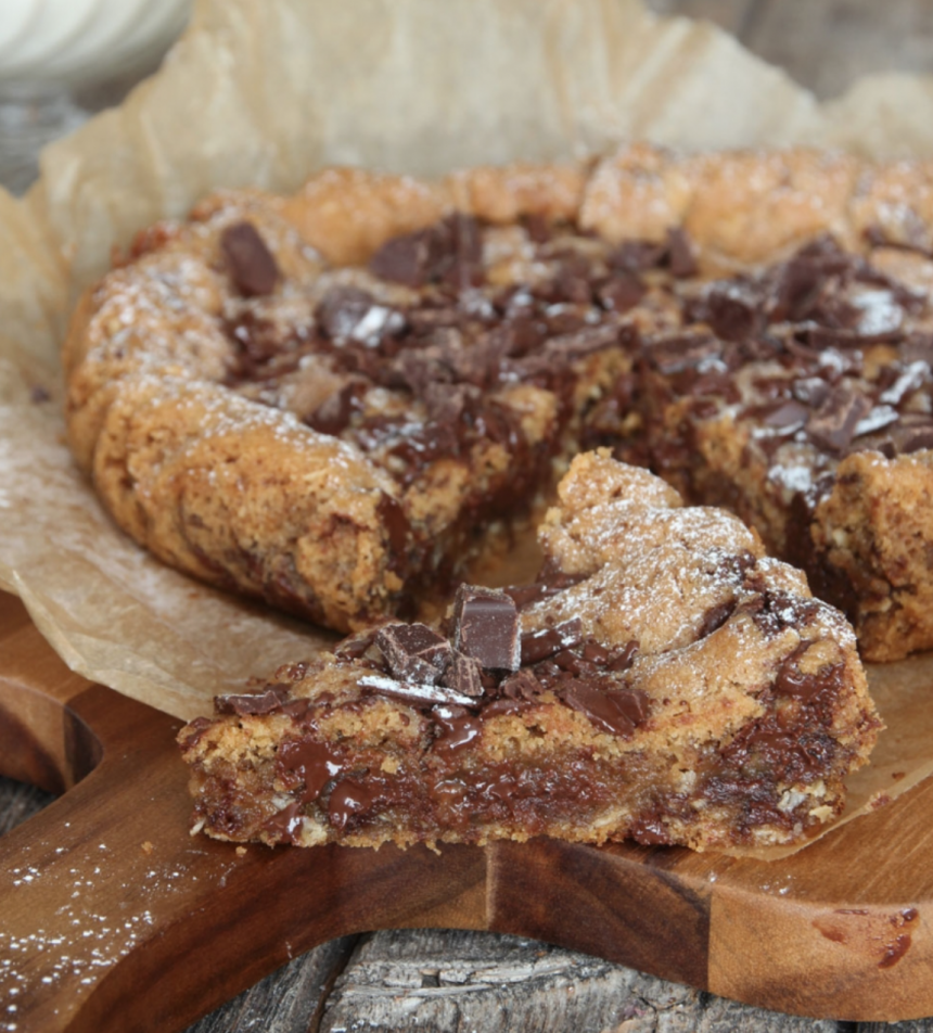 Fantastiskt god amerikansk jättecookie med Dumle & choklad – klicka här för recept!