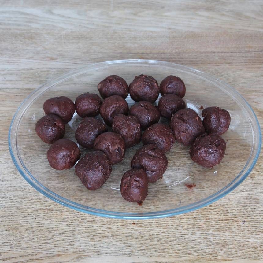 5. Forma runda bollar av chokladsmeten (ta gärna hjälp av två teskedar). Ställ dem i kylen en stund. 