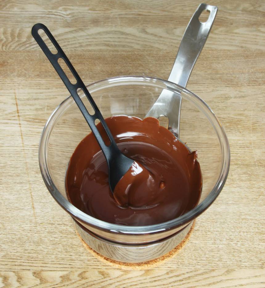1. Smält chokladen i en glasskål över vattenbad.