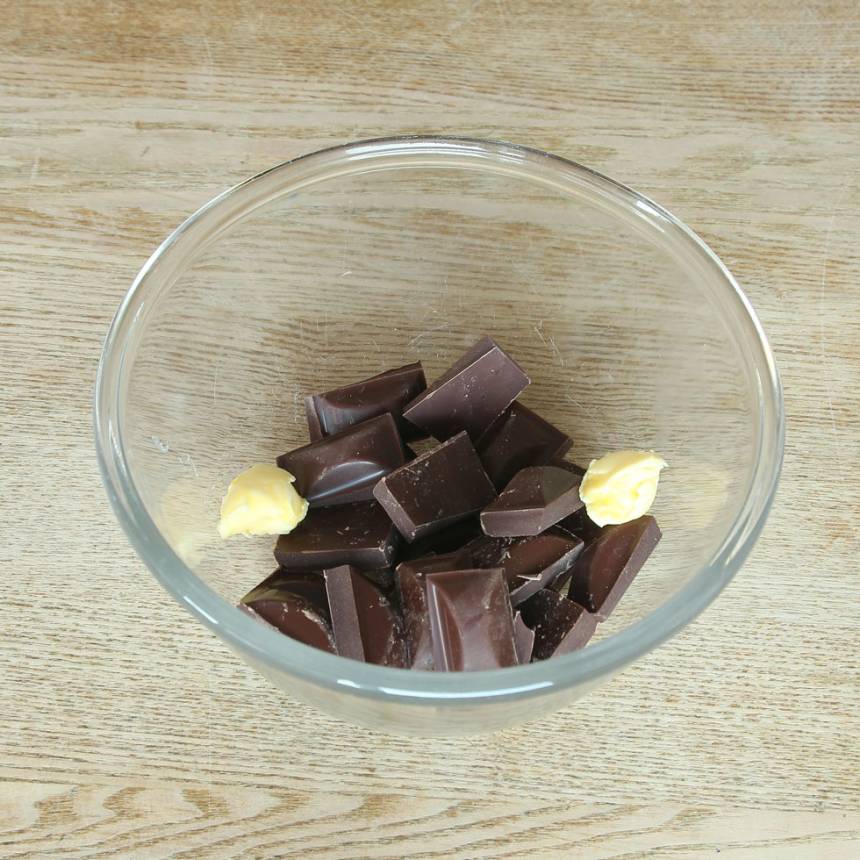 2. Bryt chokladen i bitar i en skål. Tillsätt smöret. 
