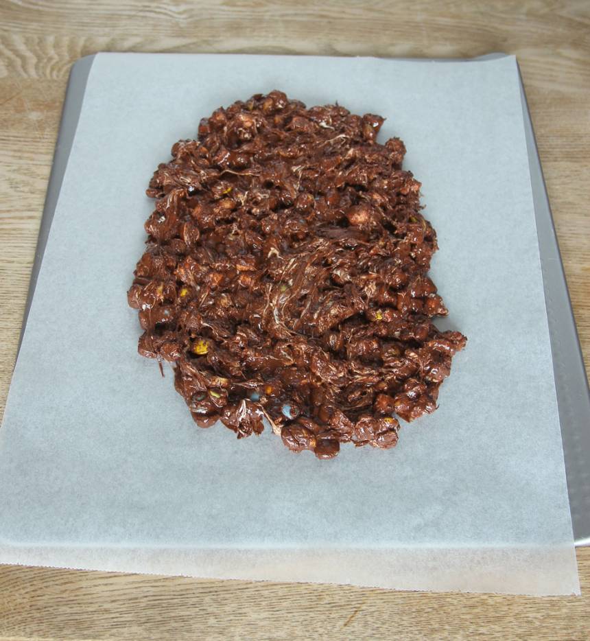 3. Bred ut chokladblandningen på ett bakplåtspapper och platta till. 