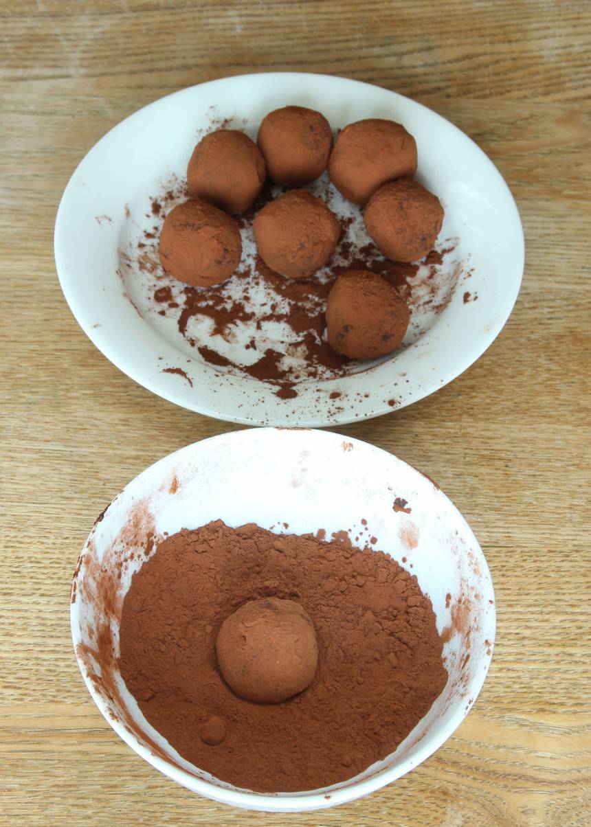 5. Forma runda bollar av chokladsmeten (ta gärna hjälp av två teskedar) och rulla dem i kakao. Förvara dem i kylen i en burk med lock.
