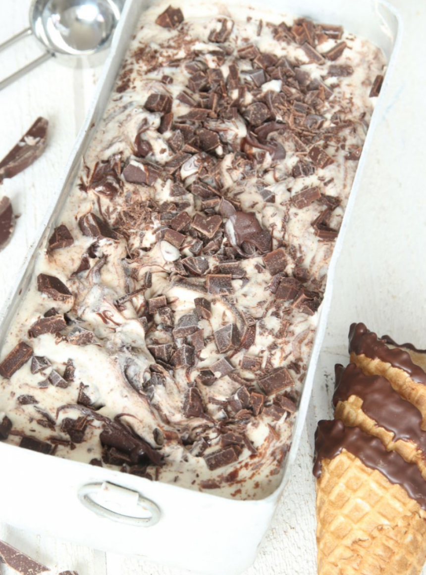 Krämig chokladglass med bara 3 ingredienser som görs utan glassmaskin – klicka här för recept!