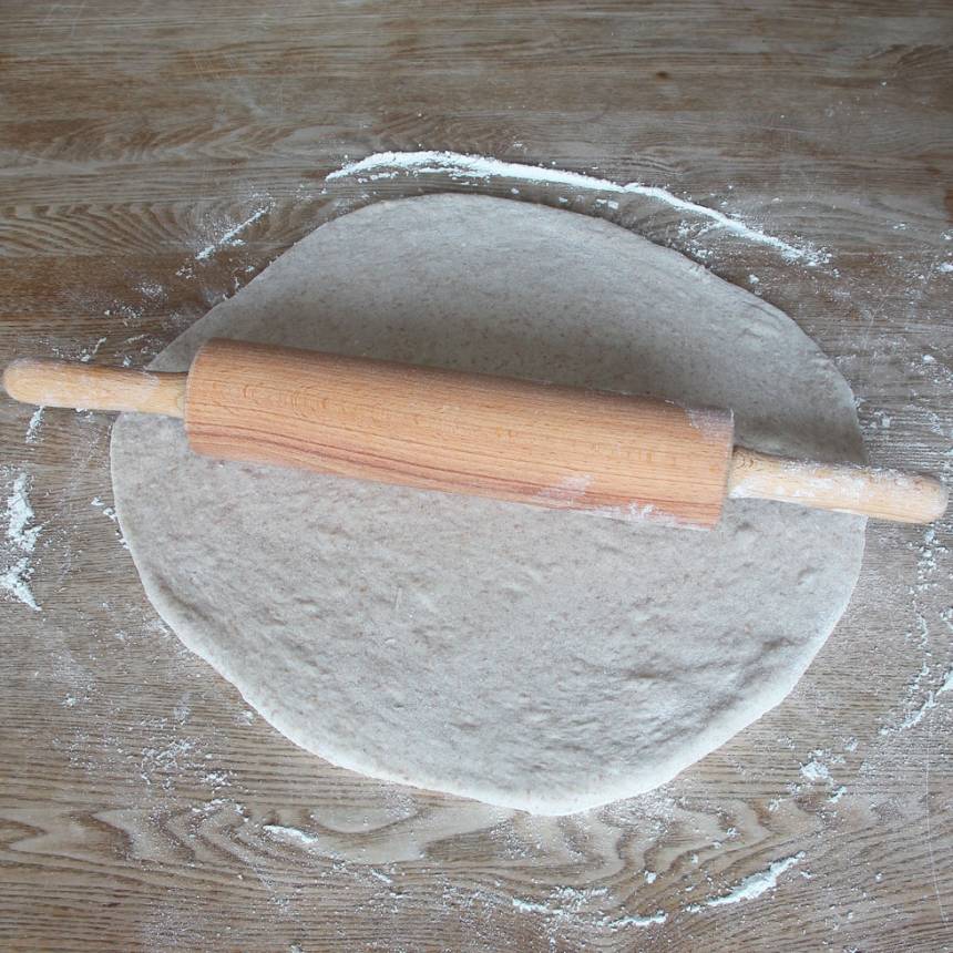 2. Kavla ut degen 1–1 ½ cm tjock på ett väl mjölat bakbord.