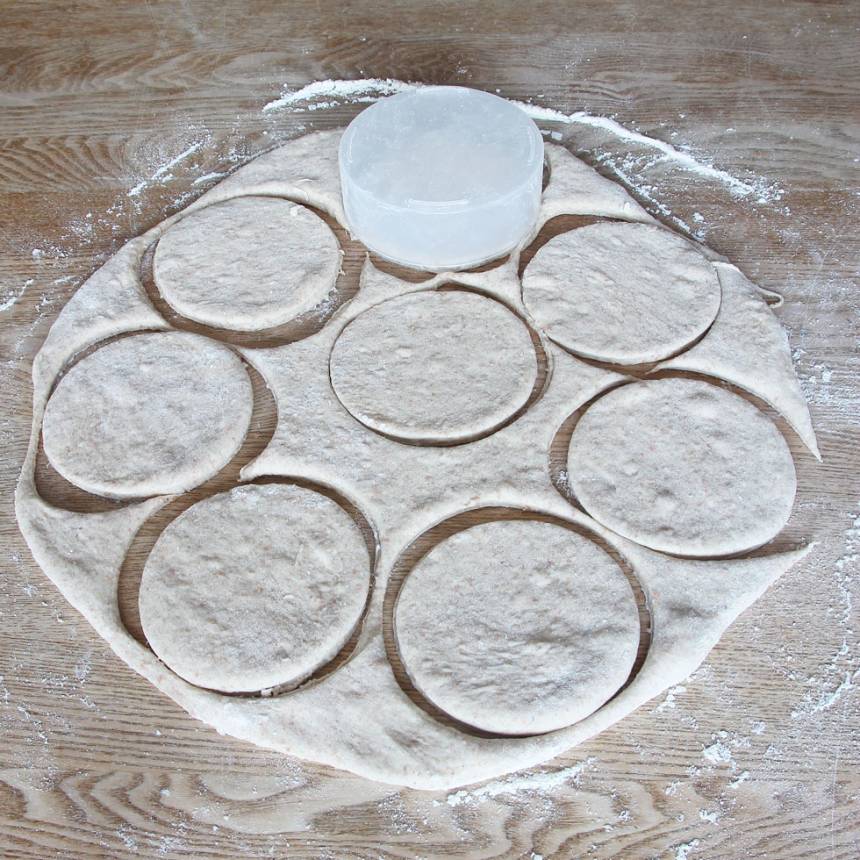 3. Stansa ut runda bröd i degen, ca 10 cm i diameter med en kakform eller ett glas. 