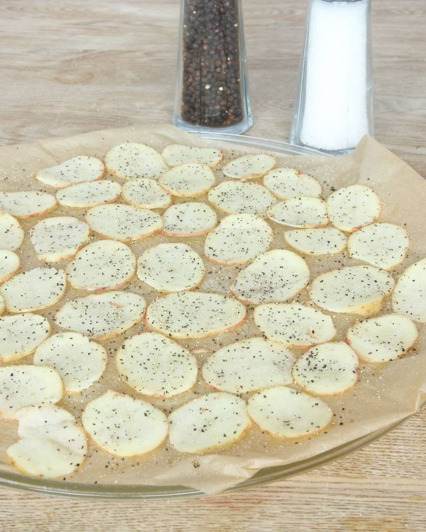 3. Lägg ut potatisarna på bakplåtspappret (de får inte överlappa varandra). Strö över salt och grovmalen peppar. 