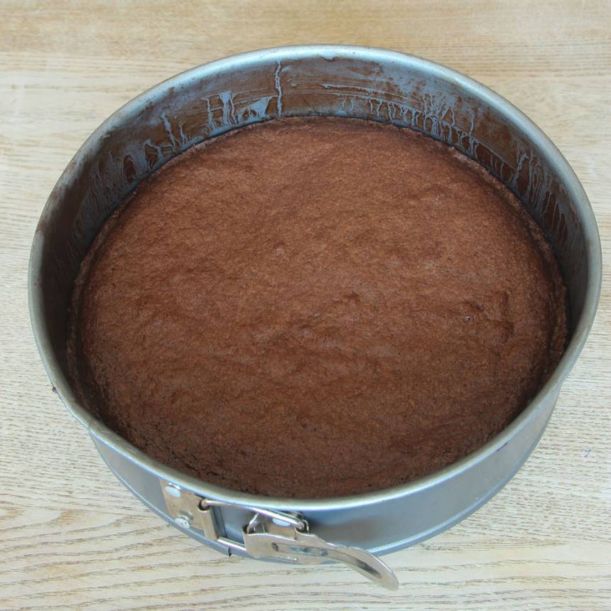 3. Grädda kakan i 18–22 min. Låt den kallna i formen. 