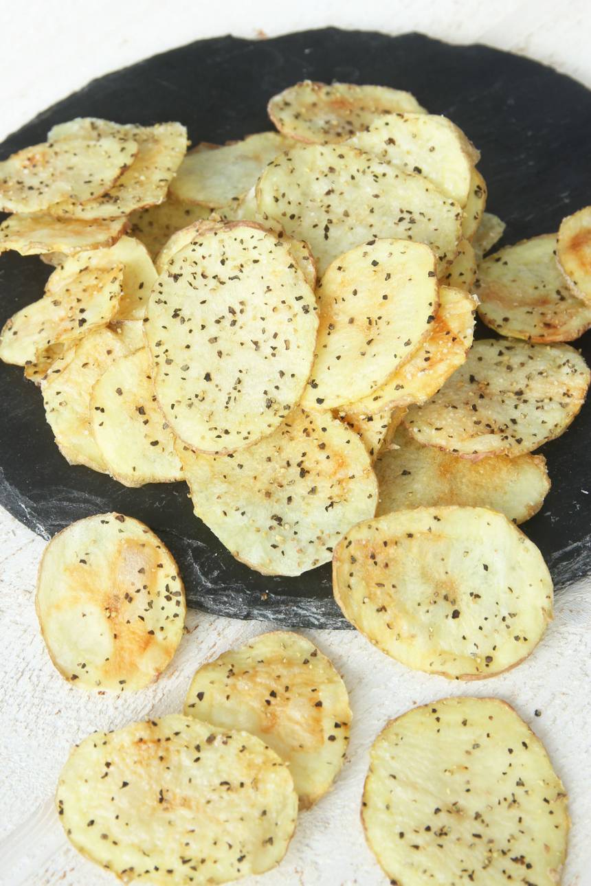 4. Kör potatisarna i mikron i 5–9 min tills de får en gulbrun färg. Tiden varierar beroende på hur många potatisskivor du har och vilken styrka din mikro har. Om du har en liten mikro och bara får plats med en vanlig måltidstallrik får du köra en potatis i taget. Då tar det 3–4 minuter i mikron. Låt potatisarna kallna på pappret. 