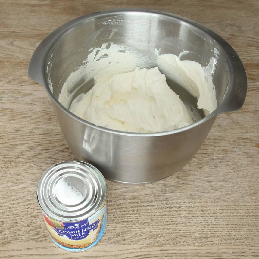 2. Häll ner den kondenserade mjölken i grädden och blanda ordentligt. 