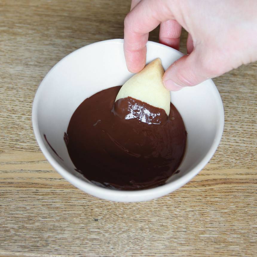 5. Doppa kroppen (bakre halvan av kakan) i smält choklad. 
