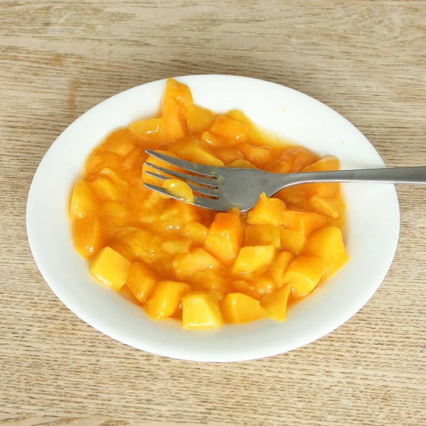 3. Mosa mangon och rör försiktig ner den i glassmeten. 