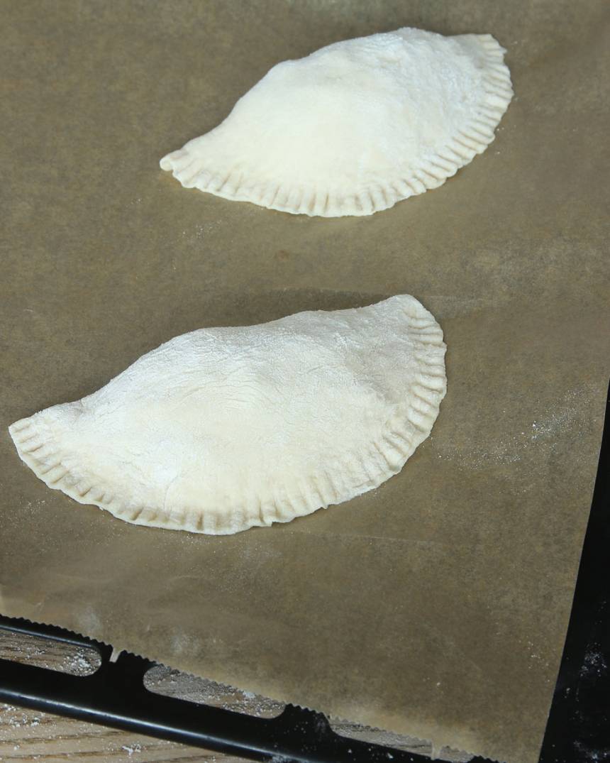 6. Lägg pirogerna på en plåt med bakplåtspapper och låt dem jäsa under bakduk i ca 20 min. Sätt ugnen på 250 grader. 