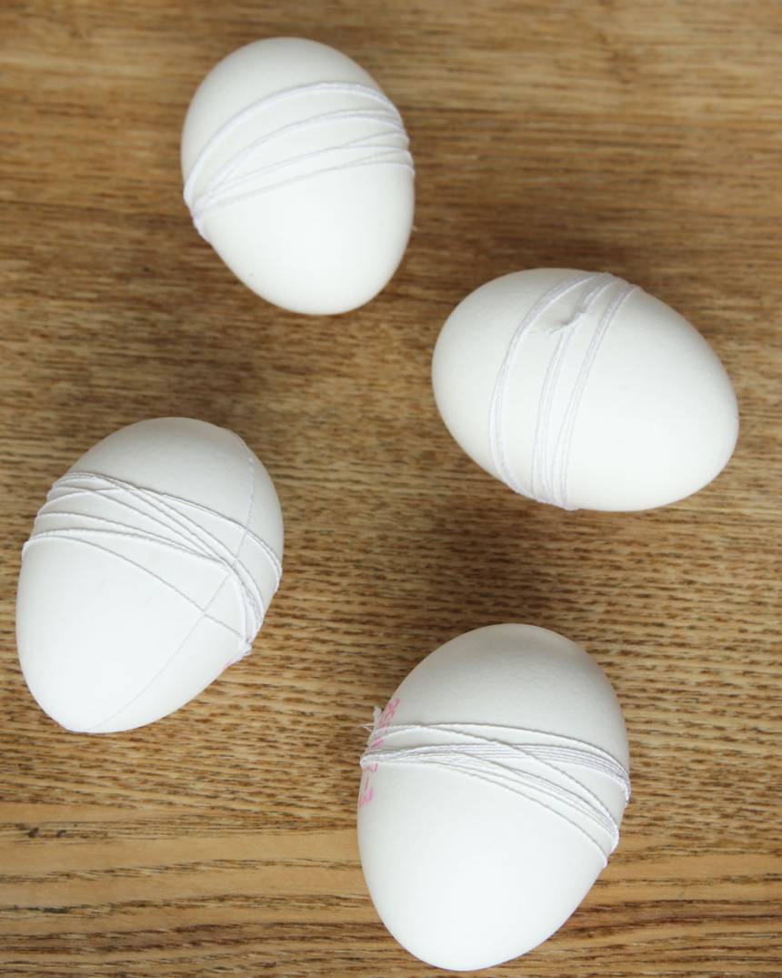 1. Snurra gummiband eller gummisnoddar runt äggen. Bredare snoddar ger ett tydligare mönster än smala snoddar eller band. 