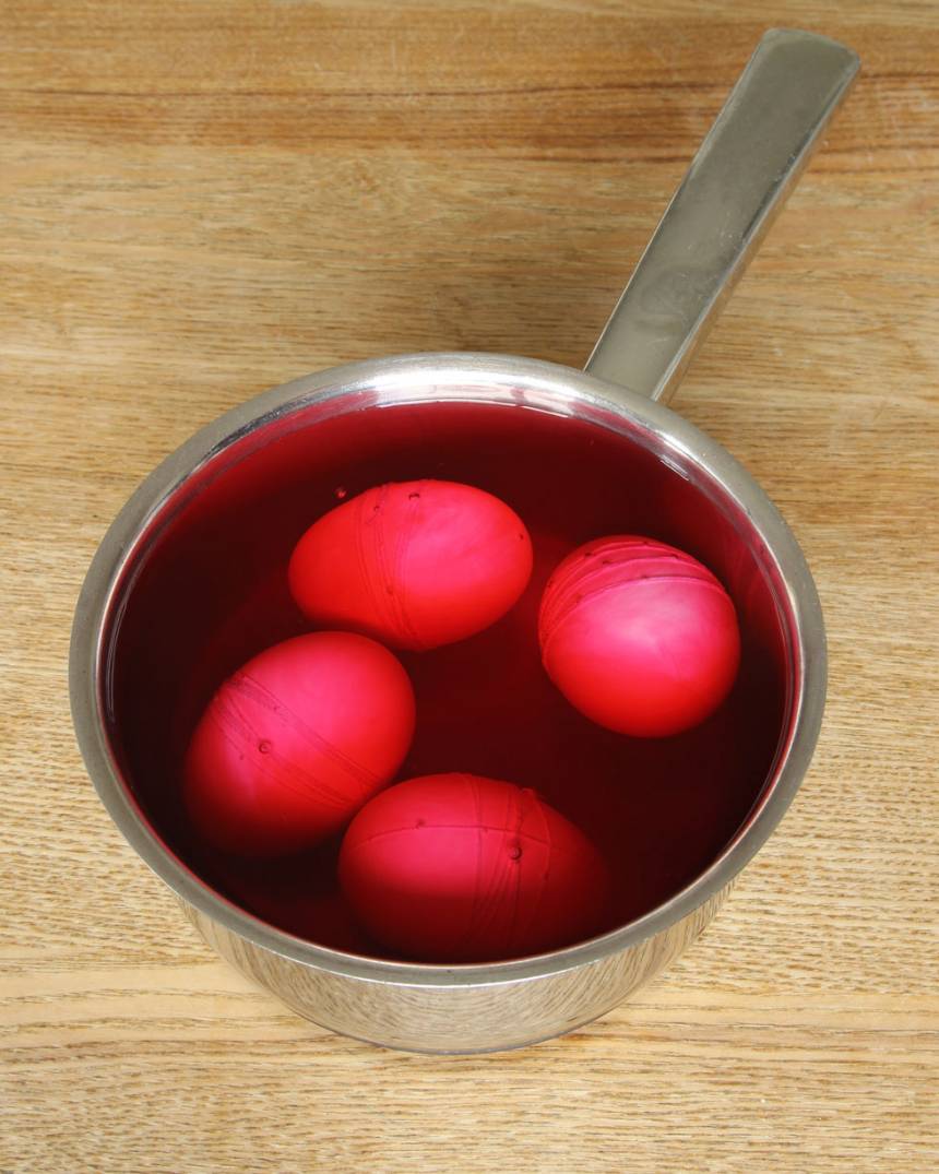 2. Hushållsfärg: Fyll en kastrull med vatten och några droppar hushållsfärg. Koka äggen i 5–8 min beroende på om du vill ha den lös- eller hårdkokta. Äggfärg: Koka först äggen lös- eller hårdkokta. Blanda äggfärgen efter instruktionerna på förpackningen. Doppa ner äggen i färgen. Ta upp dem och låt äggen torka på ett papper. 