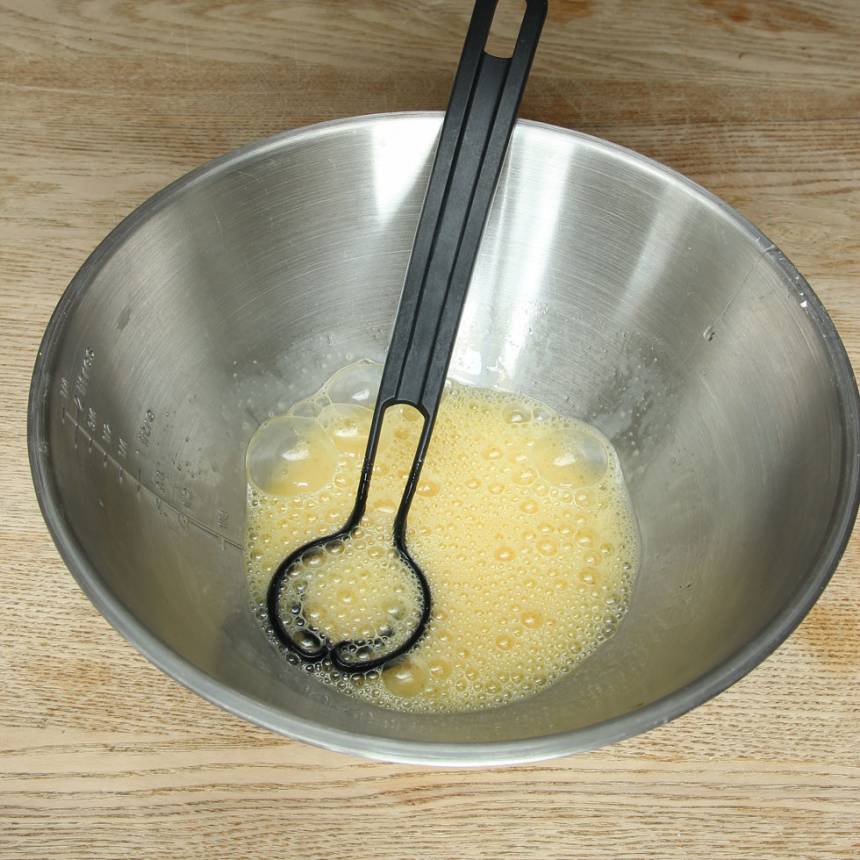 1. Vispa upp äggen lite lätt i en skål. 