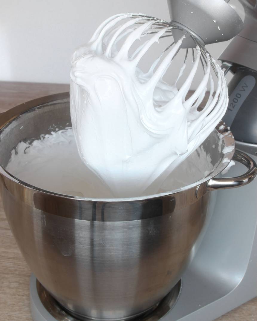 5. Häll den varma sockerblandningen (smet 1) i bunken med gelatinet (smet 2). Vispa på hög hastighet tills den blir riktigt tjock, vit och glänsande. Tillsätt äggvitorna (smet 3) och fortsätt vispa kraftigt tills du fått en seg och riktigt fluffig, vit smet. Tillsätt eventuellt några droppar hushållsfärg (karamellfärg) av valfri färg i slutet av vispningen. 