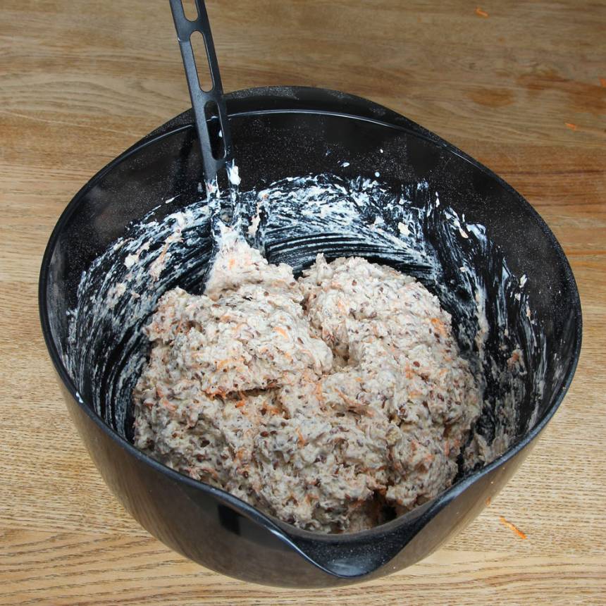 3. Tillsätt filmjölk och rivna morötter bland de torra ingredienserna och rör ihop allt till en kladdig smet. 