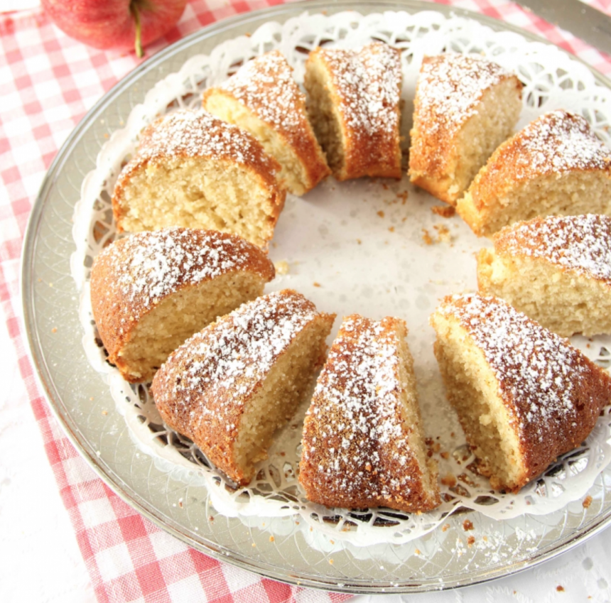 Baka en saftig god sockerkaka med rivet äpple & kanel – klicka här för recept!