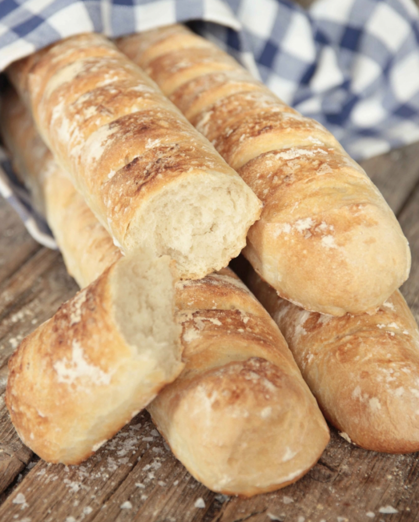 Härliga baguetter med en frasig yta och ett saftigt innanmäte – klicka här för recept!