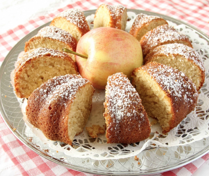 Baka en saftig sockerkaka med rivet äpple & kanel – klicka här för recept!
