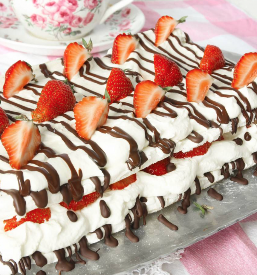 Marängtårta i långpanna med choklad & jordgubbar! Klicka här för recept!