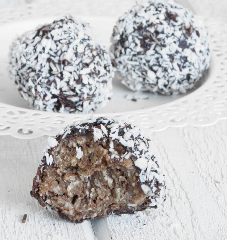 Chokladdoppade kokosbollar som är ljuvligt goda! Klicka här för recept!