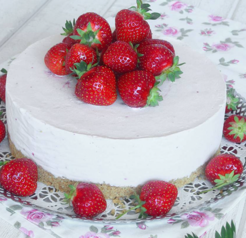 Fryst jordgubbscheesecake med smulig Digestivebotten – klicka här för recept!
