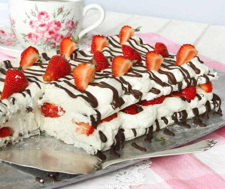 Marängtårta med jordgubbar, vit chokladmousse & choklad – som räcker till många!