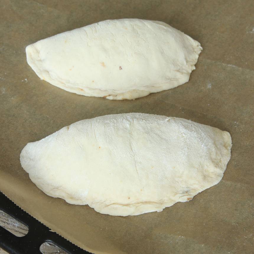 5. Lägg pirogerna på en plåt med bakplåtspapper och låt dem jäsa under bakduk i ca 20 min. Sätt ugnen på 250 grader. 