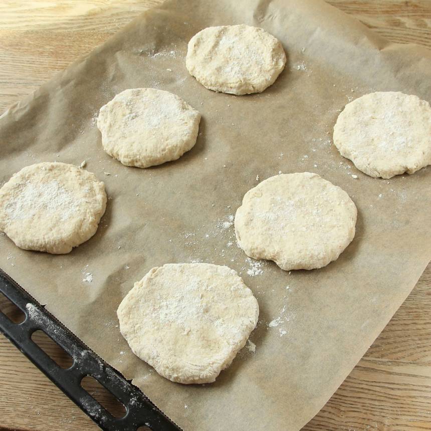 3. Rulla bollar av degen med mjölade händer. Tryck ut dem till runda kakor, ca 1 ½ cm tjocka och lägg dem på en plåt med bakplåtspapper.