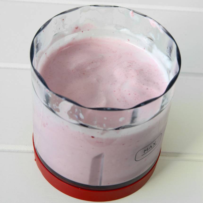 1. Kör mjölken lite fluffig i en mixer eller hushållsmaskin med knivar. Tillsätt de frysta jordgubbarna och mixa till en fluffig mousse (det går fort). Ät och njut direkt! Obs! (Låt jordgubbarna tina lite, lite grann för det är svårt att mixa dem om de är stenhårda) 